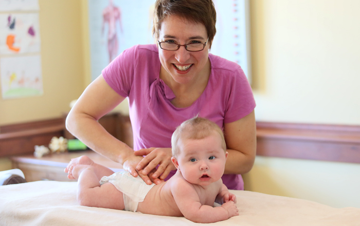  Traitement chiropratique à un bébé de 5 mois par Isabelle Gendron, chiropraticienne 