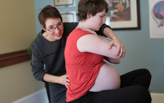 Femme enceinte recevant un traitement chiroptratique par Isabelle Gendron, chiroptraticenne reconnue pour sa compétence dans la région de Sherbrooke.