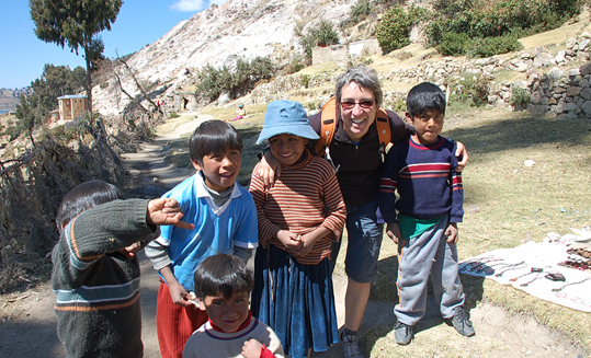 Chiropratique sans frontière et Isabelle Gendron et Bolivie avec de jeunes enfants.