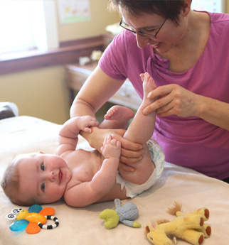 Traitement chiropratique sur un bébé