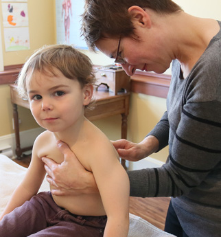 Traitement chiropratique sur un enfant. Ajustement du dos.