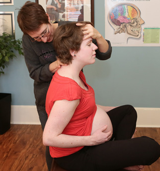 Traitement chiropratique sur une femme enceinte. Suivi de grossesse.