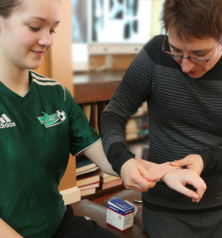 Traitement de chiropratique sur une sportive et taping de son poignet